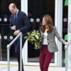 Le prince William et Kate Middleton quittent l'événement organisé par l'association "Shout" pour le lancement de leur nouveau système de volontariat au théâtre "Troubadour White City" à Londres, le 12 novembre 2019.