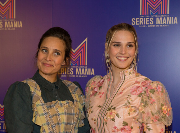 Julie de Bona et Camille Lou habillées comme dans la série "Le Bazar de la charité" qui est la toute nouvelle série de 8 épisodes de TF1 - Soirée d'ouverture de la 10 ème édition (la 2 ème à Lille) du Festival Series Mania à Lille le 22 Mars 2019.