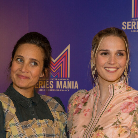 Julie de Bona et Camille Lou habillées comme dans la série "Le Bazar de la charité" qui est la toute nouvelle série de 8 épisodes de TF1 - Soirée d'ouverture de la 10 ème édition (la 2 ème à Lille) du Festival Series Mania à Lille le 22 Mars 2019.