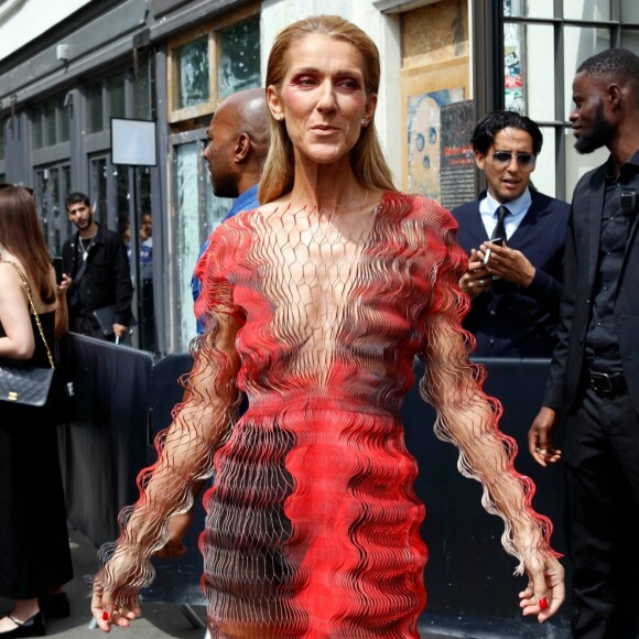 Céline Dion arrive au défilé Iris van Herpen haute couture Automne-Hiver 2019-2020 à Paris, France, le 1er Juillet 2019.