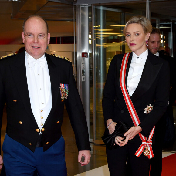 Le prince Albert II de Monaco, la princesse Charlène - Arrivées à la soirée de gala à l'occasion de la fête nationale monégasque au Grimaldi Forum à Monaco le 19 novembre 2019. Cette année, c'est le l'opéra Lucia di Lammermoor qui est joué sur la scène de la salle des Princes. © Bruno Bebert / Pool Monaco / Bestimage