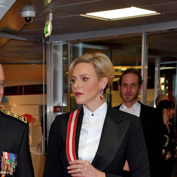 Le prince Albert II de Monaco, la princesse Charlène - Arrivées à la soirée de gala à l'occasion de la fête nationale monégasque au Grimaldi Forum à Monaco le 19 novembre 2019. Cette année, c'est le l'opéra Lucia di Lammermoor qui est joué sur la scène de la salle des Princes. © Bruno Bebert / Pool Monaco / Bestimage