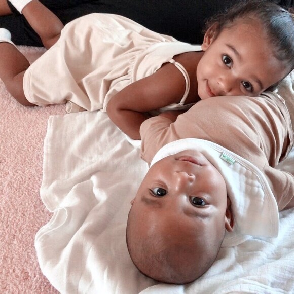 Kim Kardashian dévoile une adorable photo de Chicago et Psalm, enlacés, sur Instagram. Le 20 septembre 2019 à Casabalas.