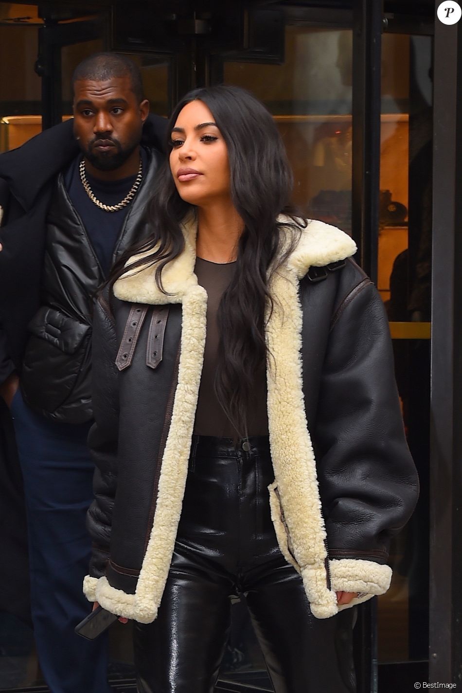 Kim Kardashian et son mari Kanye West quittent l'hôtel Ritz-Carlton à