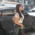 Kim Kardashian et S. Disick sont allés à l'école Groundlings dans le quartier de West Hollywood à Los Angeles. Kim porte un pantalon en vinyle noir et des bottines en serpents! Le 29 octobre 2019