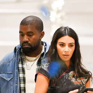 Kanye West et sa femme Kim Kardashian passent la journée en amoureux à New York. Leur ami S. Stoute, homme d'affaires et auteur américain, les a rejoint pour déjeuner! le 25 octobre 2019