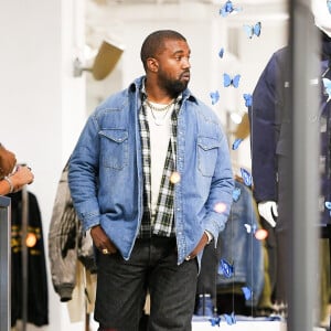 Kanye West et sa femme K. Kardashian passent la journée en amoureux à New York. Leur ami S. Stoute, homme d'affaires et auteur américain, les a rejoint pour déjeuner! le 25 octobre 2019