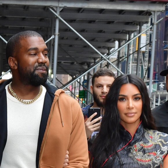 Kanye West et sa femme Kim Kardashian passent la journée en amoureux à New York. Leur ami S. Stoute, homme d'affaires et auteur américain, les a rejoint pour déjeuner! le 25 octobre 2019
