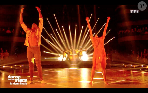 Fauve Hautot et Sami El Gueddari dans l'émission "Danse avec les stars 10". TF1. Le 16 novembre 2019.