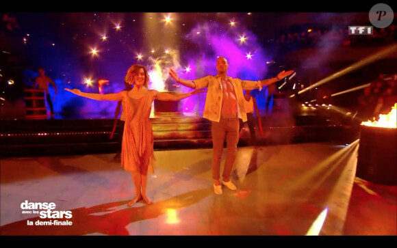 Fauve Hautot et Sami El Gueddari dans l'émission "Danse avec les stars 10". TF1. Le 16 novembre 2019.