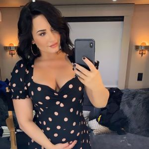 Demi Lovato pose avec un faux ventre de grossesse sur Instagram, le 21 novembre 2019, pour annoncer son arrivée dans la dernière saison de "Will & Grace" (NBC).