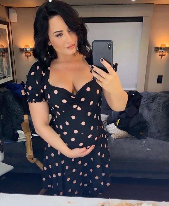 Demi Lovato pose avec un faux ventre de grossesse sur Instagram, le 21 novembre 2019, pour annoncer son arrivée dans la dernière saison de "Will & Grace" (NBC).