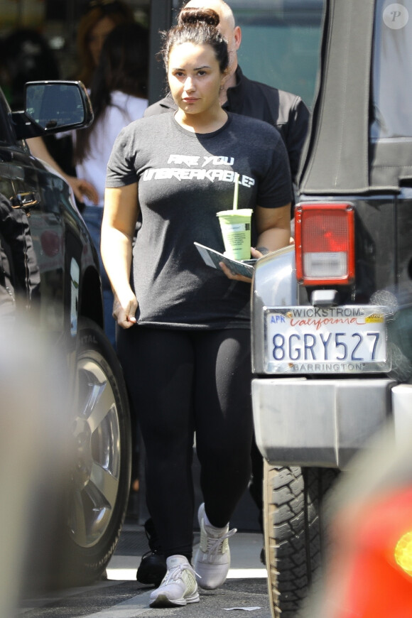 Exclusif - Demi Lovato est allée acheter une boisson à emporter à la sortie de son cours de gym à Los Angeles, le 26 mars 2019.