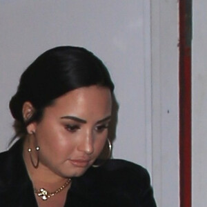 Demi Lovato se cache des photographes à la sortie du restaurant Craig à West Hollywood, le 5 mars 2019