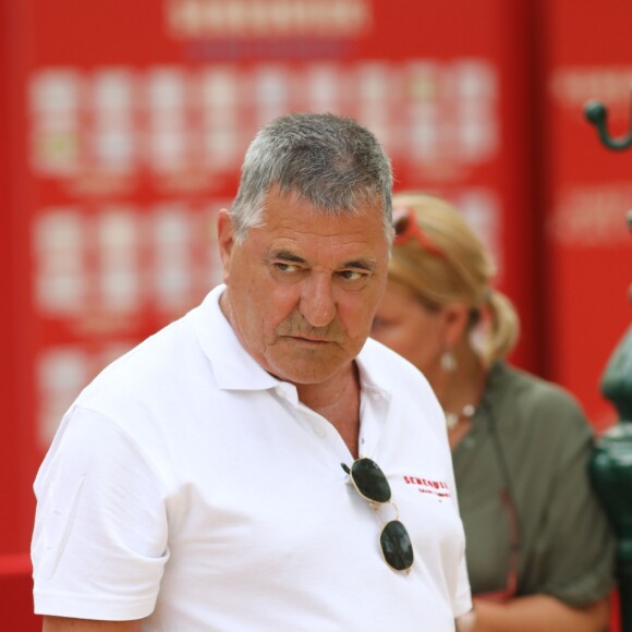 Jean-Marie Bigard lors du trophée de pétanque "Sénéquier 209" sur la place des Lices à Saint-Tropez, Côte d'Azur, France, le 22 août 2019. Une place provençale typique, de la pétanque, des people, voici le cadre prometteur du trophée Sénéquier, le célèbre café de Saint-Tropez, organisé avec le concours de la Ville. Cet évènement réunit les meilleurs joueurs mondiaux.22/08/2019 - Saint-Tropez