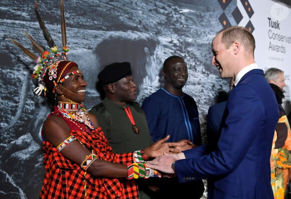 Jeneria Lekilelei et le prince William - Le prince William, duc de Cambridge, félicite les finalistes de la cérémonie "Tusk Conservation Awards" à Londres, le 21 novembre 2019.  Award finalist Jeneria Lekilelei is congratulated by the Duke of Cambridge during the Tusk Conservation Awards at the Empire Cinema in Leicester Square, London. November 21, 2019.21/11/2019 - Londres