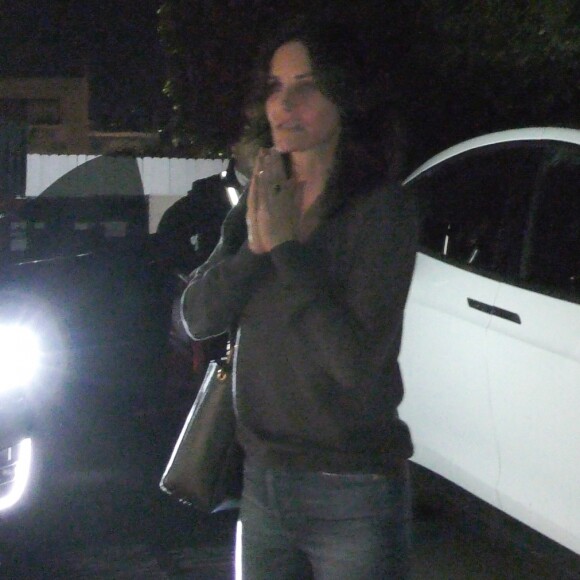 Exclusif - Courteney Cox a retrouvé à la sortie du restaurant Giorgio Baldi à Santa Monica (Los Angeles), le 21 novembre 2019, le photographe qui a sauvé la veille ses chiens d'une mort certaine sur la Pacific Coast Highway. Elle l'a de nouveau remercié très chaleureusement.