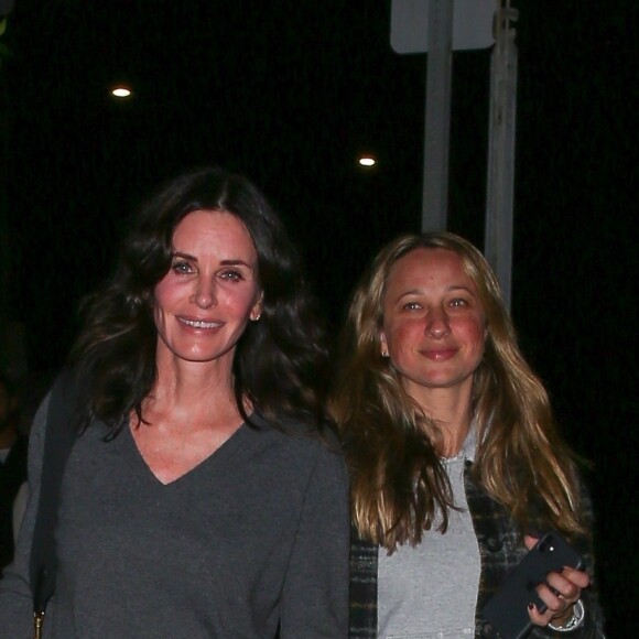 Exclusif - Courteney Cox sort du restaurant Giorgio Baldi avec Jennifer Meyer à Santa Monica, Los Angeles, le 22 novembre 2019.