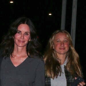 Exclusif - Courteney Cox sort du restaurant Giorgio Baldi avec Jennifer Meyer à Santa Monica, Los Angeles, le 22 novembre 2019.