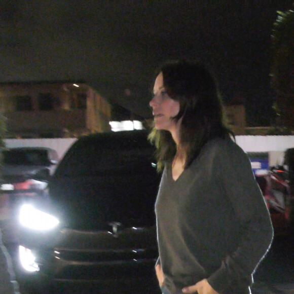Exclusif - Courteney Cox a retrouvé à la sortie du restaurant Giorgio Baldi à Santa Monica (Los Angeles), le 21 novembre 2019, le photographe qui a sauvé la veille ses chiens d'une mort certaine sur la Pacific Coast Highway.