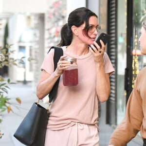 Exclusif - Courteney Cox sort d'un salon de manucure/pédicure dans le quartier de Beverly Hills à Los Angeles, le 21 novembre 2019