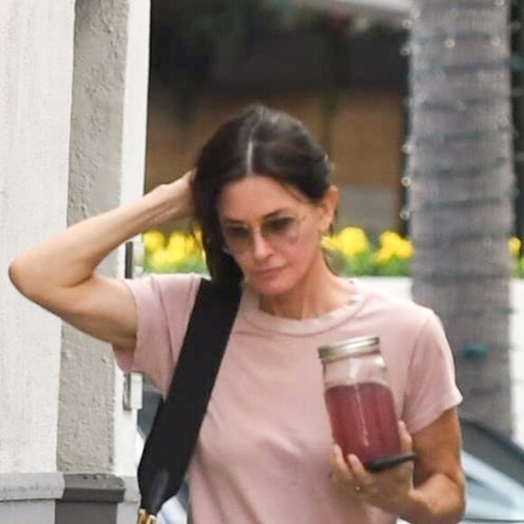 Exclusif - Courteney Cox sort d'un salon de manucure/pédicure dans le quartier de Beverly Hills à Los Angeles, le 21 novembre 2019