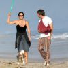 Courteney Cox et David Arquette en 2004 lors d'une promenade à la plage avec leurs chiens juste après la naissance de leur fille Coco.