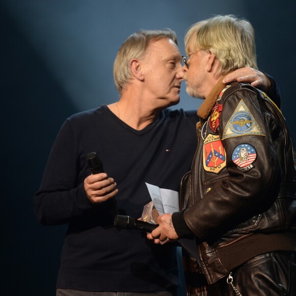 David Séchan remet le Prix Spécial de la Sacem à son frère le chanteur Renaud (Renaud Séchan) - Grand Prix Sacem 2018 à la salle Pleyel à Paris présenté par V. Dedienne, le 10 décembre 2018. © Veeren/Bestimage
