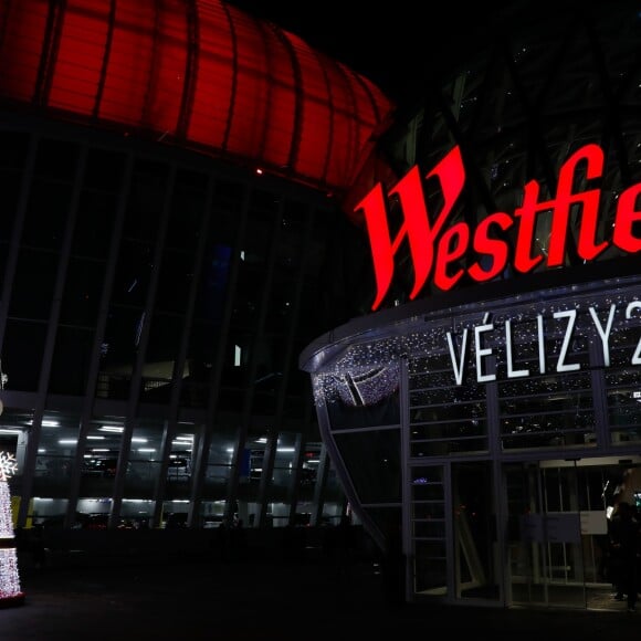 Exclusif - Camille Lacourt et Zoé Marchal (fille de Olivier Marchal) inaugurent les illuminations de Noël à Westfield Velizy 2, Velizy le 23 Novembre 2019 © Marc Ausset-Lacroix / Bestimage