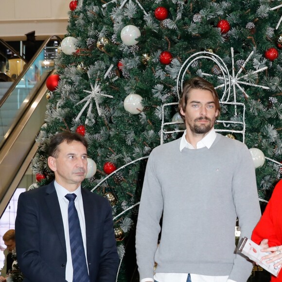 Exclusif - Camille Lacourt, Zoé Marchal (fille de Olivier Marchal) et David Journo (créateur de l'association "Le Noël de Sacha") inaugurent les illuminations de Noël à Westfield Velizy 2, Velizy le 23 Novembre 2019 © Marc Ausset-Lacroix / Bestimage