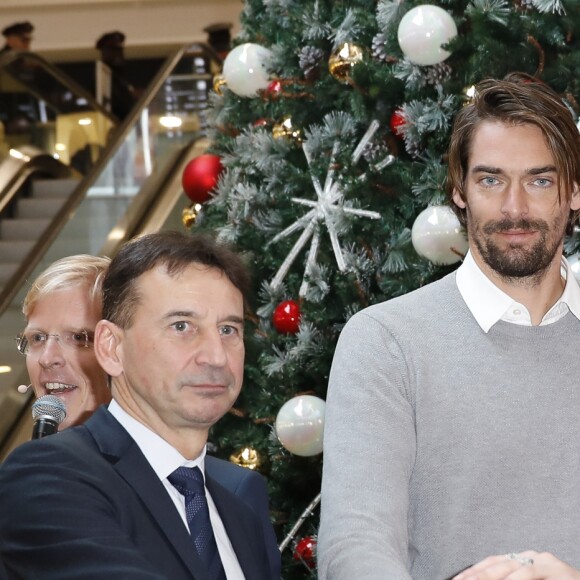 Exclusif - Camille Lacourt, Zoé Marchal (fille de Olivier Marchal) et David Journo (créateur de l'association "Le Noël de Sacha") inaugurent les illuminations de Noël à Westfield Velizy 2, Velizy le 23 Novembre 2019 © Marc Ausset-Lacroix / Bestimage