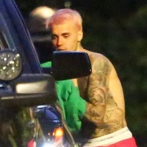 Exclusif - Justin Bieber enlève son sweatshirt et admire sa nouvelle couleur de cheveux rose dans le rétroviseur de sa jeep à Beverly Hills, Los Angeles. Le chanteur est allé jouer au basket avec des amis à la tombée de la nuit ! Le 24 novembre 2019.