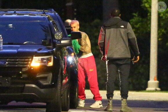 Exclusif - Justin Bieber enlève son sweatshirt et admire sa nouvelle couleur de cheveux rose dans le rétroviseur de sa jeep à Beverly Hills, Los Angeles. Le chanteur est allé jouer au basket avec des amis à la tombée de la nuit ! Le 24 novembre 2019.