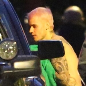 Exclusif - Justin Bieber enlève son sweatshirt et admire sa nouvelle couleur de cheveux rose dans le rétroviseur de sa jeep à Beverly Hills, Los Angeles. Le chanteur est allé jouer au basket avec des amis à la tombée de la nuit ! Le 24 novembre 2019.