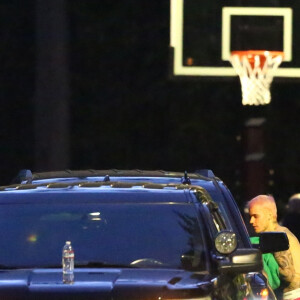 Exclusif - Justin Bieber enlève son sweatshirt et admire sa nouvelle couleur de cheveux rose dans le rétroviseur de sa jeep à Beverly Hills, Los Angeles. Le chanteur est allé jouer au basket avec des amis à la tombée de la nuit ! Le 24 novembre 2019.