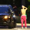 Exclusif - Justin Bieber enlève son sweatshirt et admire sa nouvelle couleur de cheveux rose dans le rétroviseur de sa jeep à Beverly Hills, Los Angeles. Le chanteur est allé jouer au basket avec des amis à la tombée de la nuit ! Le 24 novembre 2019.