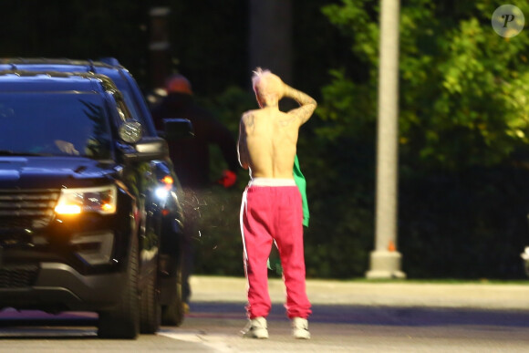 Exclusif - Justin Bieber enlève son sweatshirt et admire sa nouvelle couleur de cheveux rose dans le rétroviseur de sa jeep à Beverly Hills, Los Angeles. Le chanteur est allé jouer au basket avec des amis à la tombée de la nuit ! Le 24 novembre 2019.