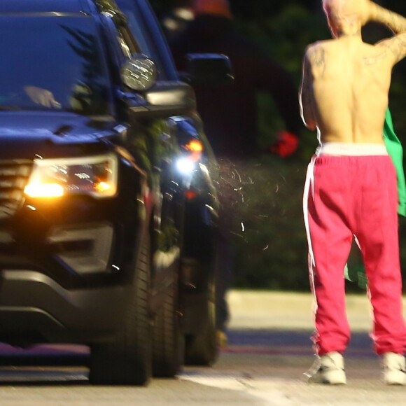 Exclusif - Justin Bieber enlève son sweatshirt et admire sa nouvelle couleur de cheveux rose dans le rétroviseur de sa jeep à Beverly Hills, Los Angeles. Le chanteur est allé jouer au basket avec des amis à la tombée de la nuit ! Le 24 novembre 2019.