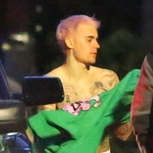 Exclusif - Justin Bieber enlève son sweatshirt et admire sa nouvelle couleur de cheveux rose dans le rétroviseur de sa jeep à Beverly Hills, Los Angeles. Le chanteur est allé jouer au basket avec des amis à la tombée de la nuit ! Le 24 novembre 2019.