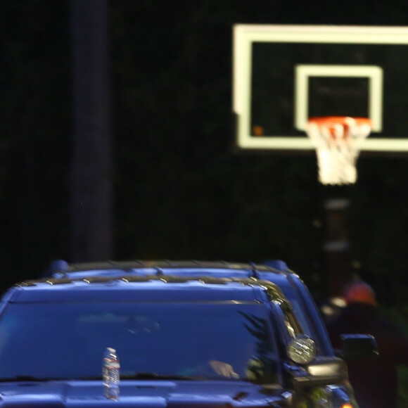 Exclusif - Justin Bieber enlève son sweatshirt et admire sa nouvelle couleur de cheveux rose dans le rétroviseur de sa jeep à Beverly Hills, Los Angeles. Le chanteur est allé jouer au basket avec des amis à la tombée de la nuit ! Le 24 novembre 2019.