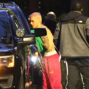 Exclusif - Justin Bieber enlève son sweatshirt et admire sa nouvelle couleur de cheveux rose dans le rétroviseur de sa jeep à Beverly Hills, Los Angeles. Le chanteur est allé jouer au basket avec des amis à la tombée de la nuit ! Le 24 novembre 2019.