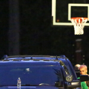 Exclusif - Justin Bieber enlève son sweatshirt et admire sa nouvelle couleur de cheveux rose dans le rétroviseur de sa jeep à Beverly Hills, Los Angeles. Le chanteur est allé jouer au basket avec des amis à la tombée de la nuit ! Le 24 novembre 2019.