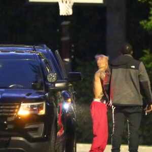 Exclusif - Justin Bieber enlève son sweatshirt et admire sa nouvelle couleur de cheveux rose dans le rétroviseur de sa jeep à Beverly Hills, Los Angeles. Le chanteur est allé jouer au basket avec des amis à la tombée de la nuit ! Le 24 novembre 2019.