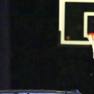 Exclusif - Justin Bieber enlève son sweatshirt et admire sa nouvelle couleur de cheveux rose dans le rétroviseur de sa jeep à Beverly Hills, Los Angeles. Le chanteur est allé jouer au basket avec des amis à la tombée de la nuit ! Le 24 novembre 2019.