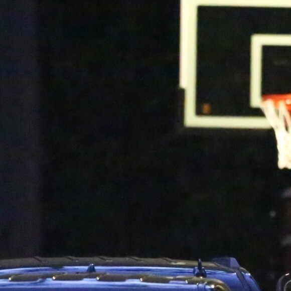 Exclusif - Justin Bieber enlève son sweatshirt et admire sa nouvelle couleur de cheveux rose dans le rétroviseur de sa jeep à Beverly Hills, Los Angeles. Le chanteur est allé jouer au basket avec des amis à la tombée de la nuit ! Le 24 novembre 2019.