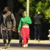 Exclusif - Justin Bieber enlève son sweatshirt et admire sa nouvelle couleur de cheveux rose dans le rétroviseur de sa jeep à Beverly Hills, Los Angeles. Le chanteur est allé jouer au basket avec des amis à la tombée de la nuit ! Le 24 novembre 2019.