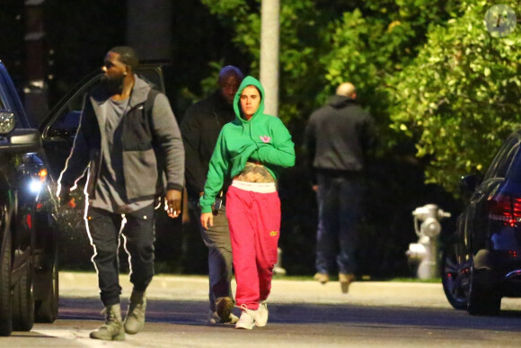 Exclusif - Justin Bieber enlève son sweatshirt et admire sa nouvelle couleur de cheveux rose dans le rétroviseur de sa jeep à Beverly Hills, Los Angeles. Le chanteur est allé jouer au basket avec des amis à la tombée de la nuit ! Le 24 novembre 2019.