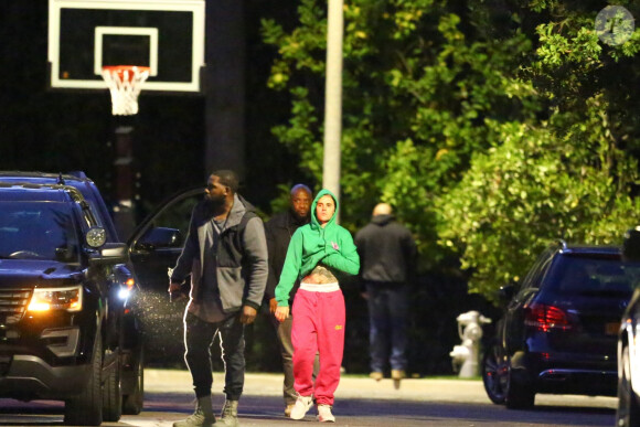 Exclusif - Justin Bieber enlève son sweatshirt et admire sa nouvelle couleur de cheveux rose dans le rétroviseur de sa jeep à Beverly Hills, Los Angeles. Le chanteur est allé jouer au basket avec des amis à la tombée de la nuit ! Le 24 novembre 2019.
