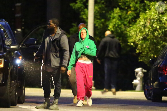 Exclusif - Justin Bieber enlève son sweatshirt et admire sa nouvelle couleur de cheveux rose dans le rétroviseur de sa jeep à Beverly Hills, Los Angeles. Le chanteur est allé jouer au basket avec des amis à la tombée de la nuit ! Le 24 novembre 2019.