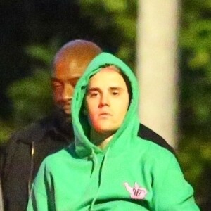 Exclusif - Justin Bieber enlève son sweatshirt et admire sa nouvelle couleur de cheveux rose dans le rétroviseur de sa jeep à Beverly Hills, Los Angeles. Le chanteur est allé jouer au basket avec des amis à la tombée de la nuit ! Le 24 novembre 2019.